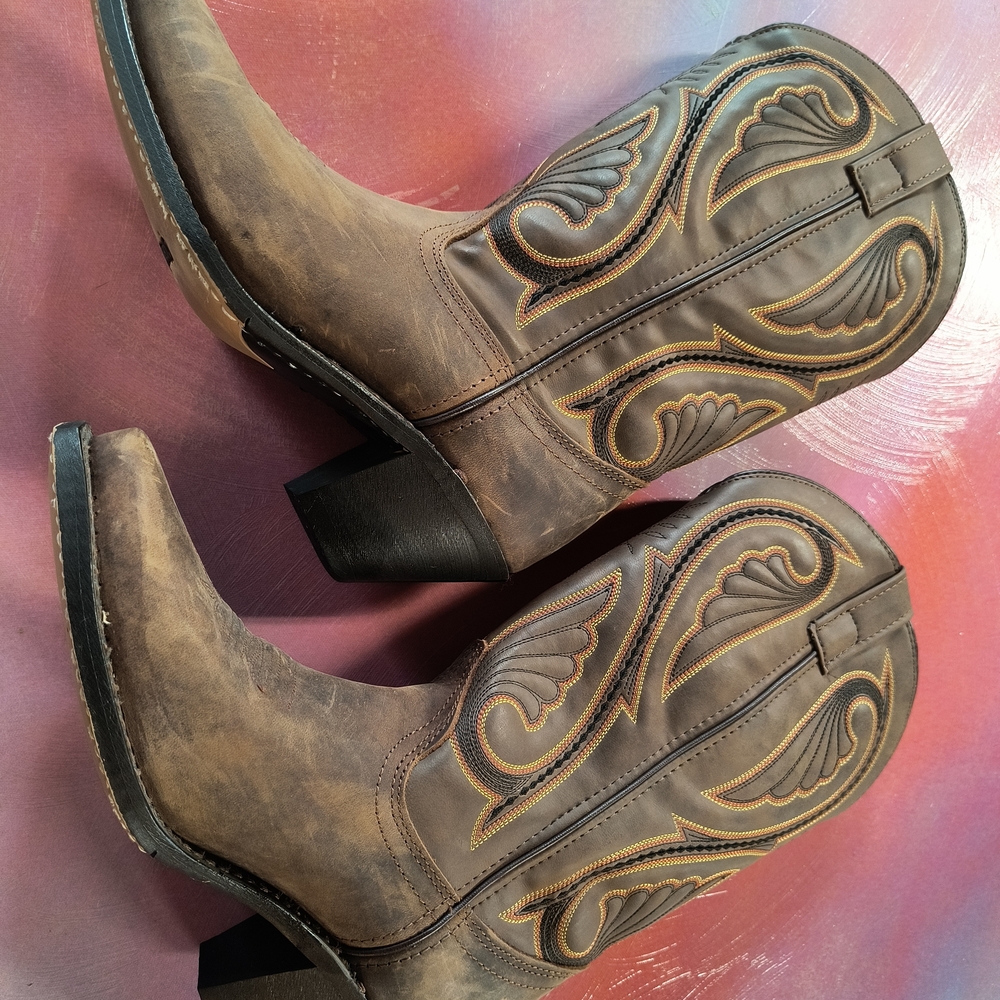 SALE♥️💰Women's Laredo Brown Western Heeled Boots The Perfect Boot 🤠 SLIM FIT❤️
